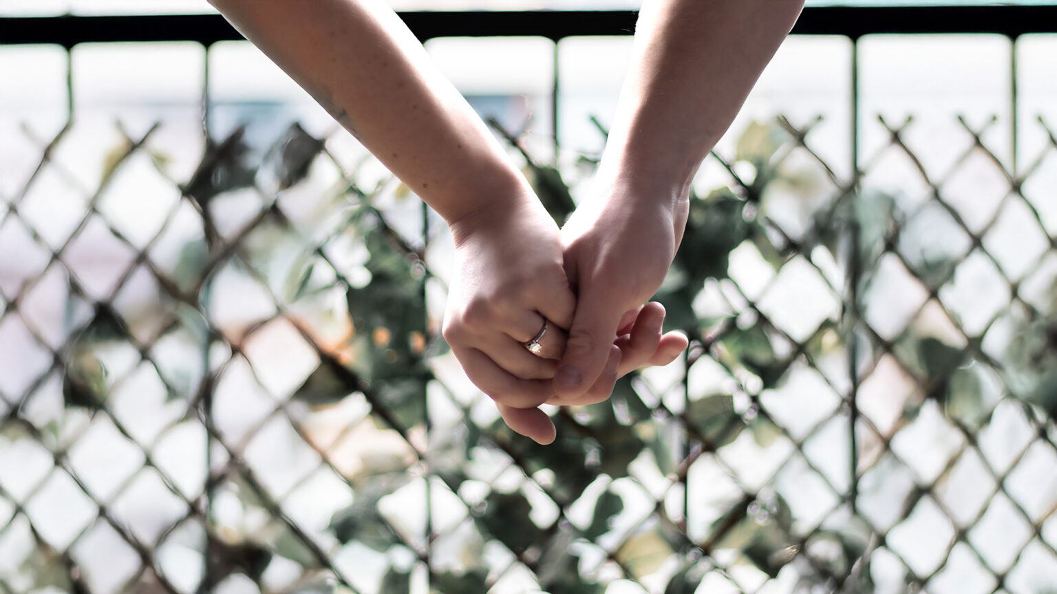 mains de fiancailles avec fond