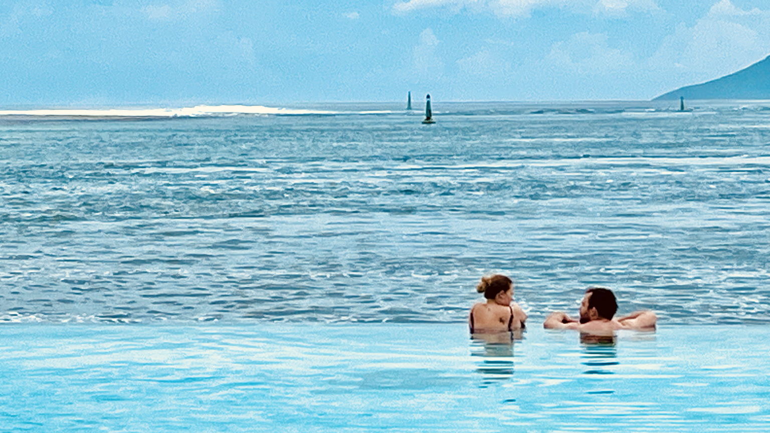 leo et cha a tahiti de dos dans la piscine.png 169
